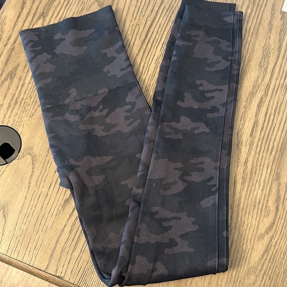 Spanx Look At Me Now Seemless Camo Legging - Picture 3 of 3